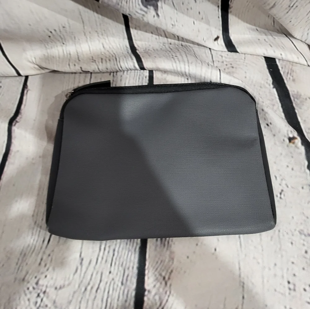 TUMI FOR DELTA ZIPPER TOILETRIES CASE IN TWO TONE GRAY WITH SILVER LOGO